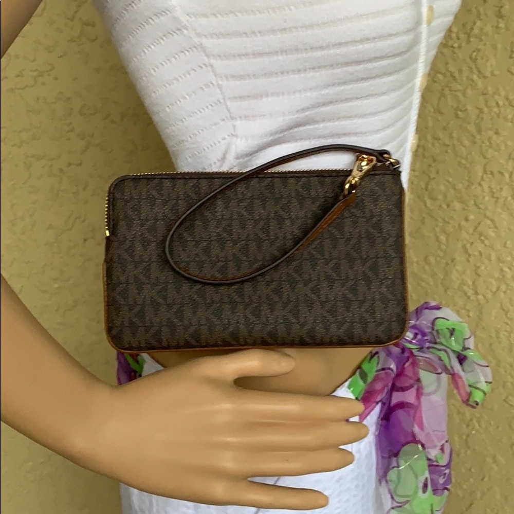 Michael Kors Jet Set Travel Lg Top Zip Wristlet - Picture 2 of 16